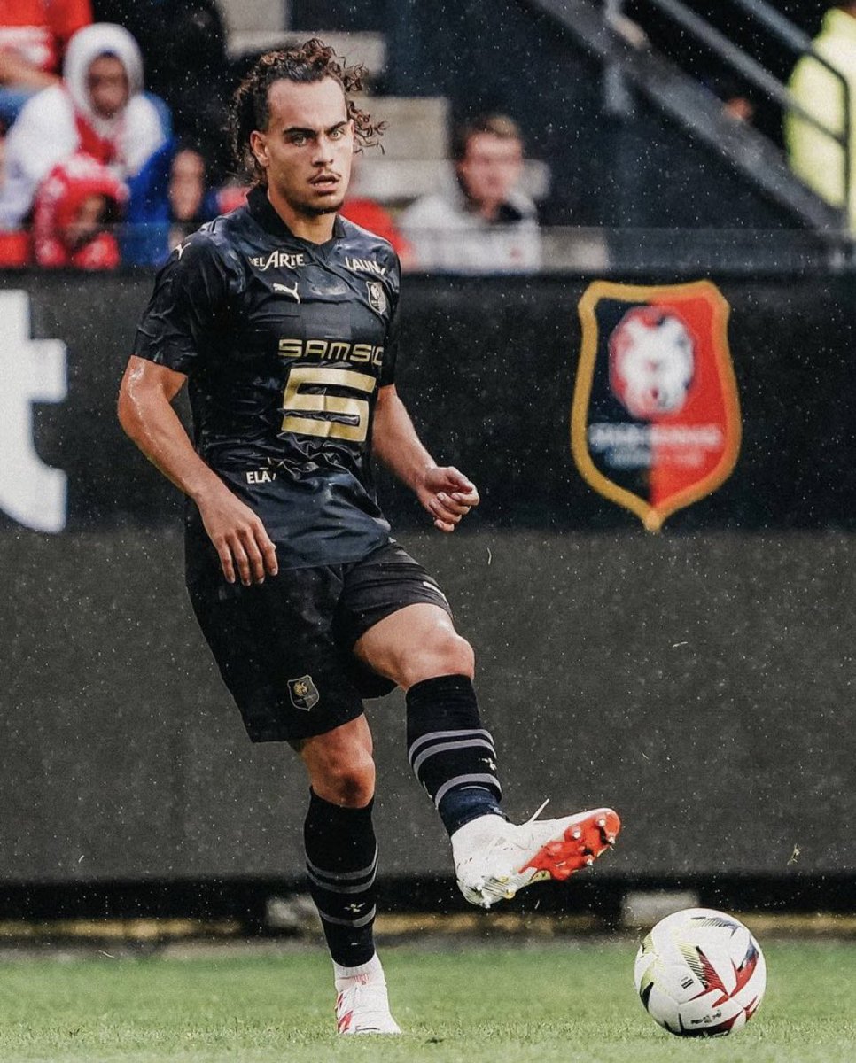 Mobyhaque1's tweet photo. Arthur Theate 🇧🇪 is a very interesting profile. 23 year old left footed CB, one of the top progressive passers for a defender last season. Good defensive intelligence. Strong. Athletic &amp; quick, covers a lot of ground. Won’t break the bank. https://t.co/ThOtoJthxc
