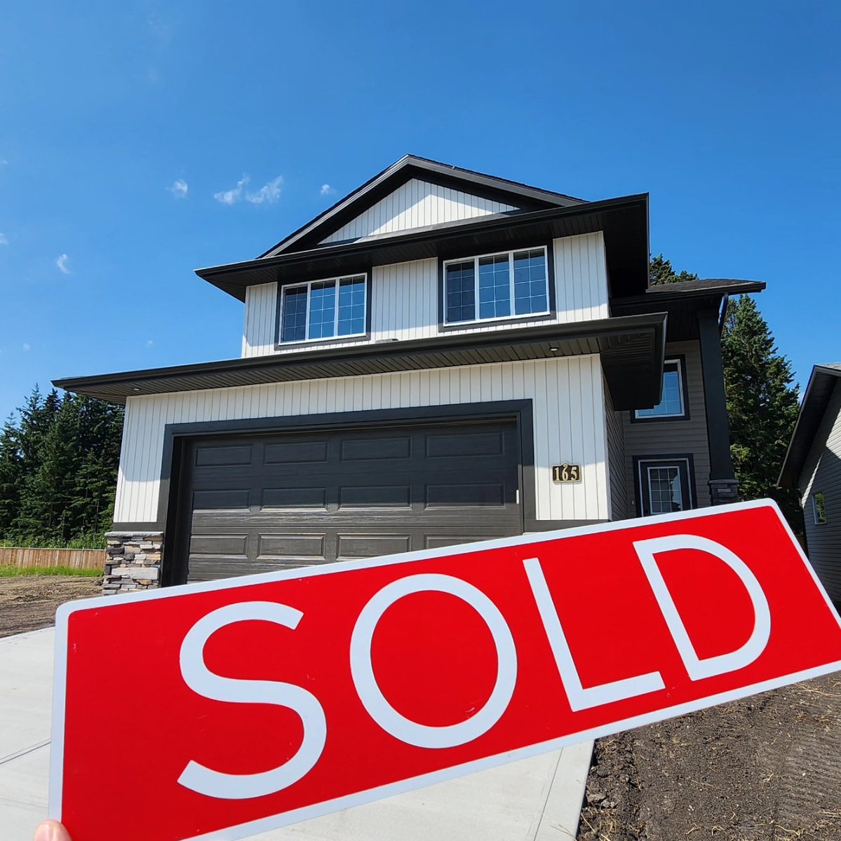 laebonhomes's tweet image. Great way to start off the week! We completed construction of this awesome Quick Possession Home backing onto the trees on Friday, &amp;amp; it's sold on Monday! We only have 4 Home sites backing onto the trees in this beautiful community remaining... Don't miss out! 🏡 #Timberstone