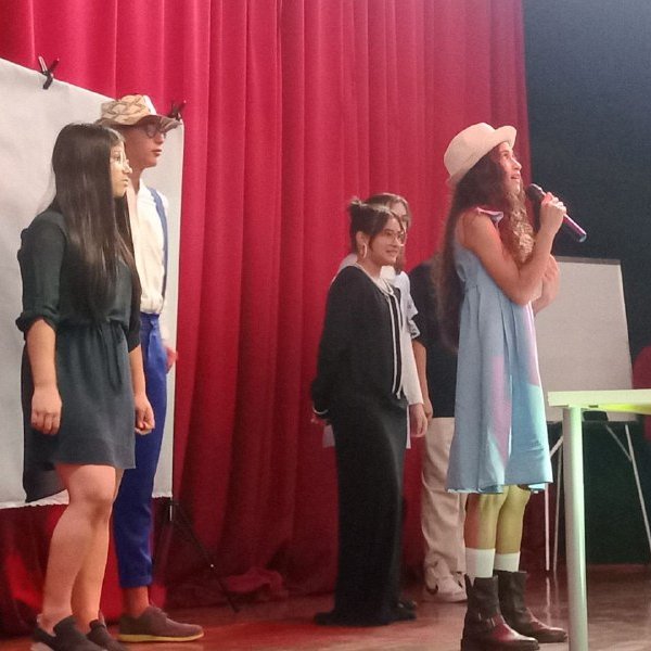 Estudiantes del Teens English Program presentaron su proyecto final. Realizaron dramatizacion de cuentos clásicos, entrevistas de personajes, recorridos por el mundo y adaptaciones con títeres, demostrando sus avances con el inglés y desarrollo de nuevas habilidades.