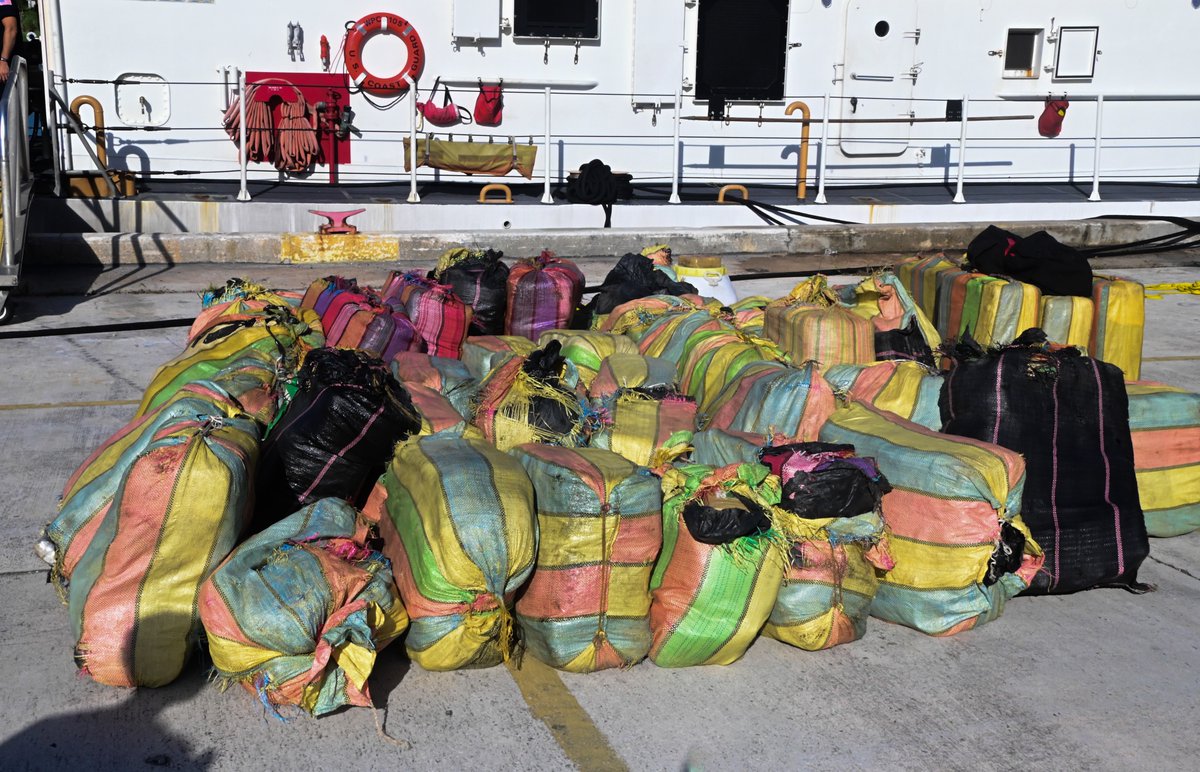 USCGSoutheast's tweet photo. 🚫❄️#DrugBust Today, crew members of @USCG Cutter Margaret Norvell (WPC-1105) and @CBP offloaded more than 717lbs of cocaine and 2,640lbs of marijuana in Miami, FL.
The contraband was worth more than $12 million.
@DHSgov
#Drugoffload #MiamiBeach #USCG #D7 https://t.co/ITVDUvY7eN