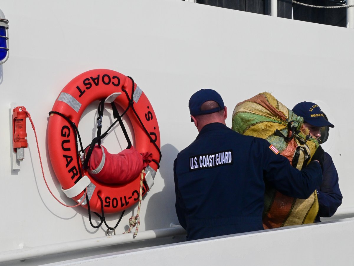 USCGSoutheast's tweet photo. 🚫❄️#DrugBust Today, crew members of @USCG Cutter Margaret Norvell (WPC-1105) and @CBP offloaded more than 717lbs of cocaine and 2,640lbs of marijuana in Miami, FL.
The contraband was worth more than $12 million.
@DHSgov
#Drugoffload #MiamiBeach #USCG #D7 https://t.co/ITVDUvY7eN