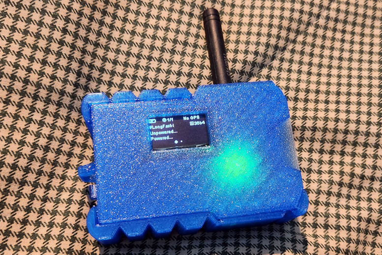 #badgelife For those who care, I made one of those darknet-ng radio network badges and it looks like it works. I guess we're gonna get channels that we can mesh all of these together at DC31