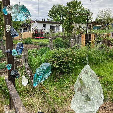 A sneak preview of our program "Arbor Listening" is online. Each broadcast is additionally structured by some fixed features, like the daily garden talk over the phone, the slightly crazy 'arbor maze expedition' with <a href="/DIYchurch/">deleted user</a> and #Geraniumblonde ... datscharadio.de/en/blog/2023/0…!