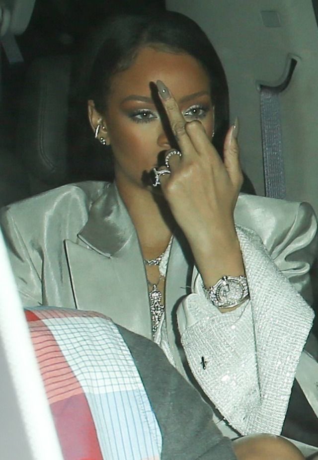RihannaServes's tweet photo. Rihanna is a forever mood. https://t.co/r5tmj1nbWO