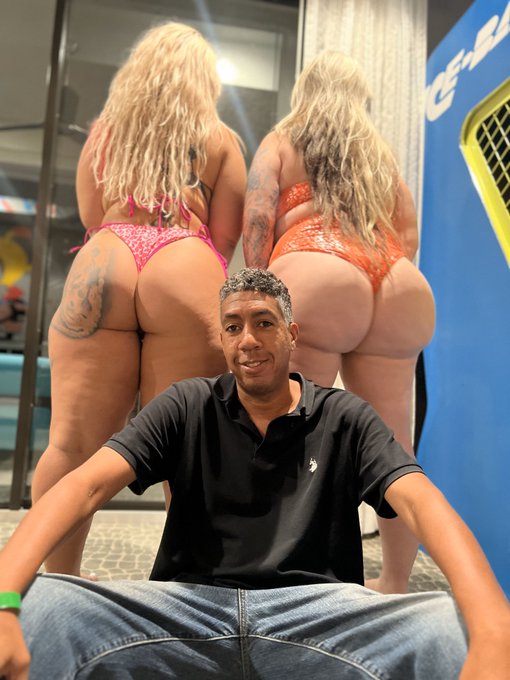 I had a fun few days at @girlsgowireless. Here's a few pictures with @kendra_kox @justa_barbi @MsHollyWood100<a class="tags" href="/tag/girlsgowireless">@girlsgowireless</a><a href="/tag/throwback"class="tags"><span>#throwback</span></a><a href="/tag/goodtimes"class="tags"><span>#goodtimes</span></a><a href="/tag/throwbacktuesday"class="tags"><span>#throwbacktuesday</span></a><a href="/tag/memo"class="tags"><span>#memo</span></a>