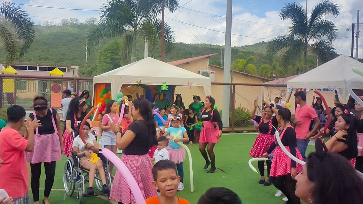 ISTPEM1's tweet photo. #IstpemEsVinculación 

Se realizó la  Feria de Gestión Comunitaria dirigido a la Protección de los niños y niñas a los habitantes de la ciudadela “JUNTOS POR TI". Por parte de los estudiantes del 2do y 3er nivel del #ISTPEM de la carrera TS en Desarrollo Infantil Integral. 👧🏻🧒🏻 https://t.co/tGZlE5aOrr