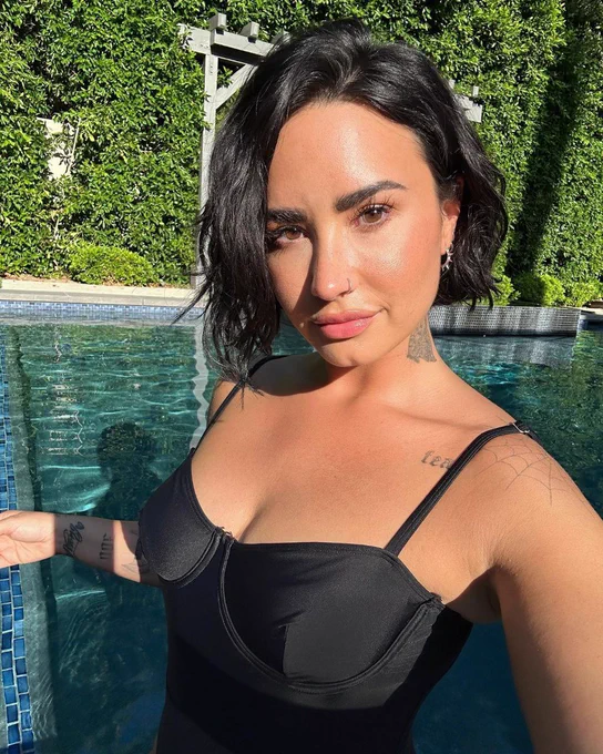 GlAWALEX's tweet photo. We need to talk about Demi Lovato just thriving this summer, cause WOAH. https://t.co/zoRfnGkpP0