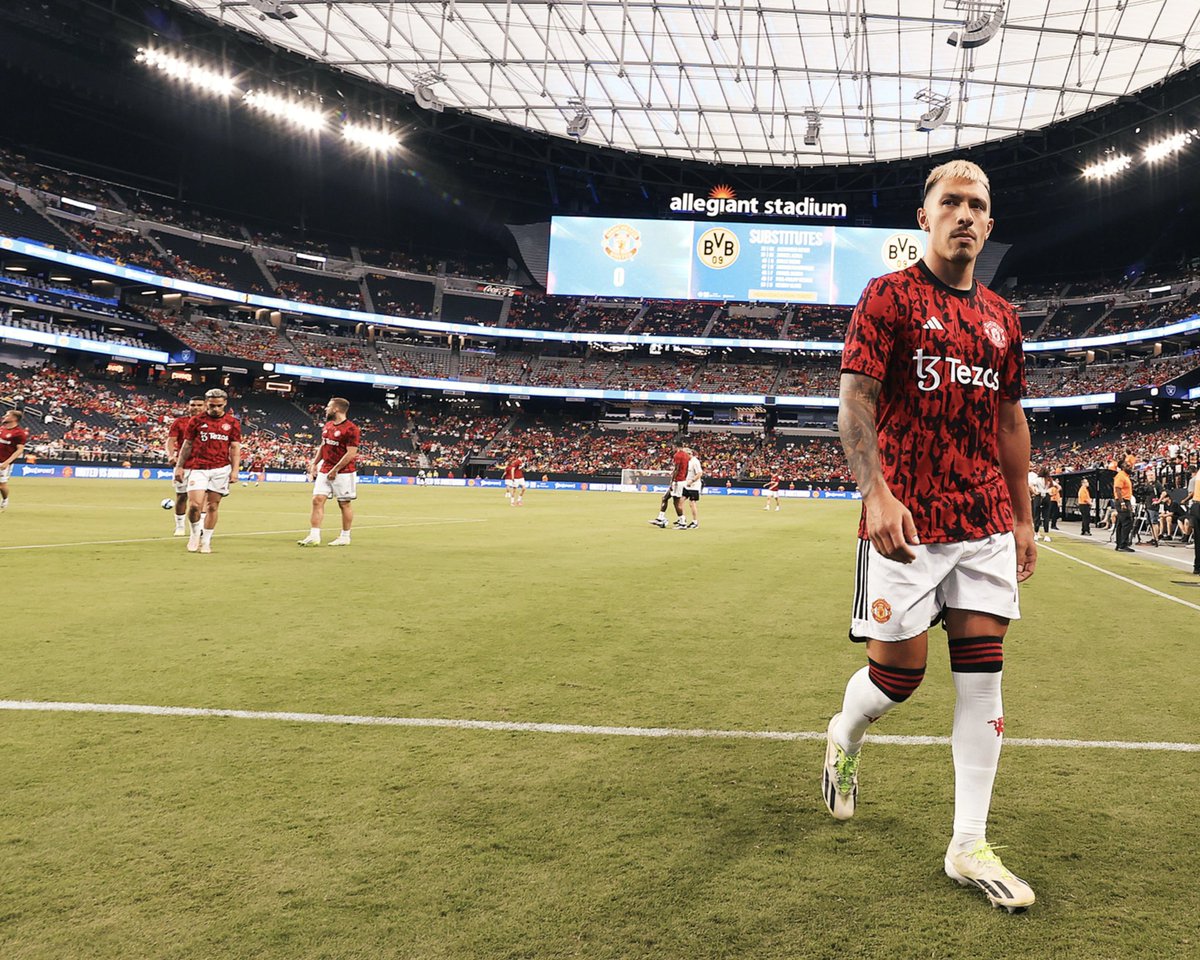 LisandrMartinez's tweet photo. Big thanks to our Red Devils family in the States 🇺🇸 We go back to Manchester fully focused on the new season https://t.co/TZY8yvJTjA