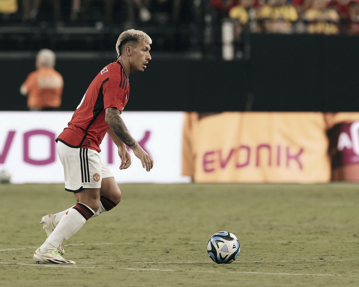 LisandrMartinez's tweet photo. Big thanks to our Red Devils family in the States 🇺🇸 We go back to Manchester fully focused on the new season https://t.co/TZY8yvJTjA