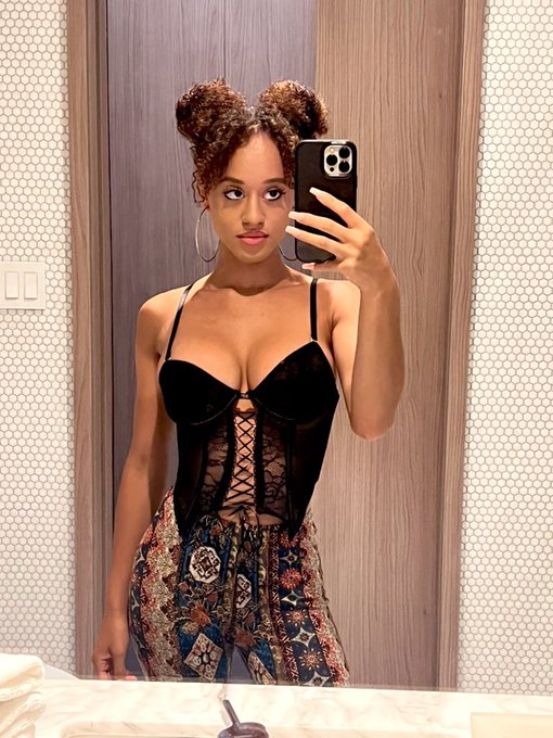 Do you like my space buns ? https://t.co/v1YXV0QeJK<a href="/tag/mvsales"class="tags"><span>#mvsales</span></a>