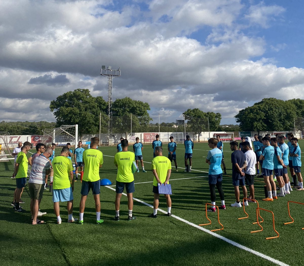 🔛 Començam entrenaments!

🙌🏼 Molta il•lusió en el nou projecte 23/24

🫶🏼 Amb tot amb aquest equip!

AMUNT SANTANYÍ!

🔴⚪️🔴⚪️