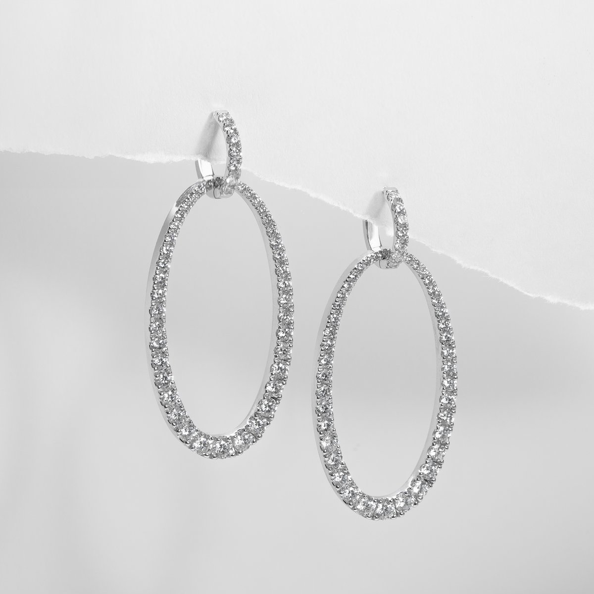 IlaSodhani's tweet image. A closer look at my Capella Earrings. So gorgeous you wouldn't expect them to be two earrings in one!
.
Cappella Earrings in 18K white gold and natural diamonds
.
#diamondhoops #convertibleearrings #diamondearrings #womanowned #ilasodhani