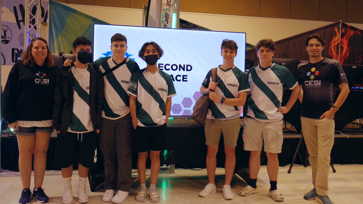 Congrats to our League team for winning 2nd place in the Bear Cup! And a special thank you to <a href="/MomEnvoy/">Jennifer Hannon</a> for showing her support! Stingers up 🐝🎮