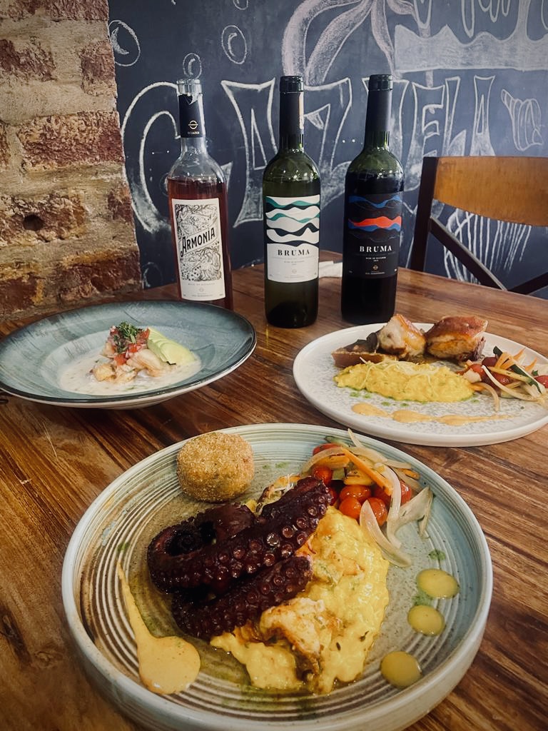 rwrightenz's tweet photo. Me han enviado otras fotos con platos extraordinarios de Marrecife. Realmente @IvanGrain hace una comida deliciosa.

Miren esto y díganme si no se les hace agua la boca!!

Obviamente maridados con tres vinos nuestros como Armonía y dos Brumas. 

Bodega Dos Hemisferios https://t.co/aCYDPhh9Ae