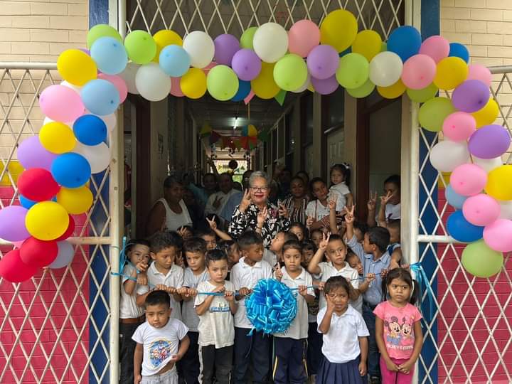 MaryuriRG's tweet photo. #Nicaragua| La Alcaldía del Municipio de Chinandega ❤️🖤 inauguró el mantenimiento del CDI Rayuela 🥳 ubicado en la Comunidad Belén. 👧🧑🏫

#4419SiempreVictoriosos 
#PLOMO19 https://t.co/caLHSFRdjR