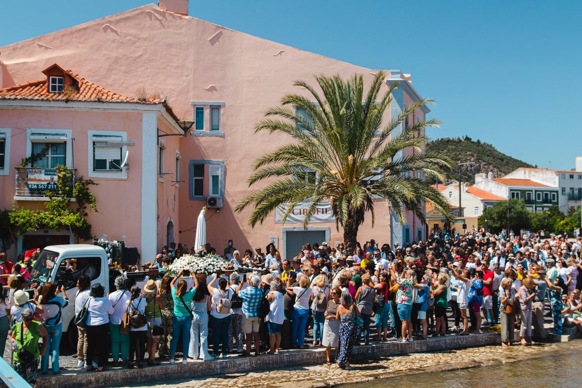 wyd_en's tweet photo. The Pilgrim Statue of Our Lady of Fatima is almost in Lisbon! 🎉 ❤️

Our Lady took a 130 km pilgrimage from📍Cova da Iria, escorted by pilgrims from all over the world. 

There's a rush in the air! 🙏🏼

#WYD #Lisbon2023 https://t.co/R2iijkUtTk