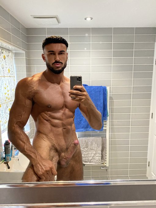 Who wants to get bent over?😈 https://t.co/nR5ZkCbcZi