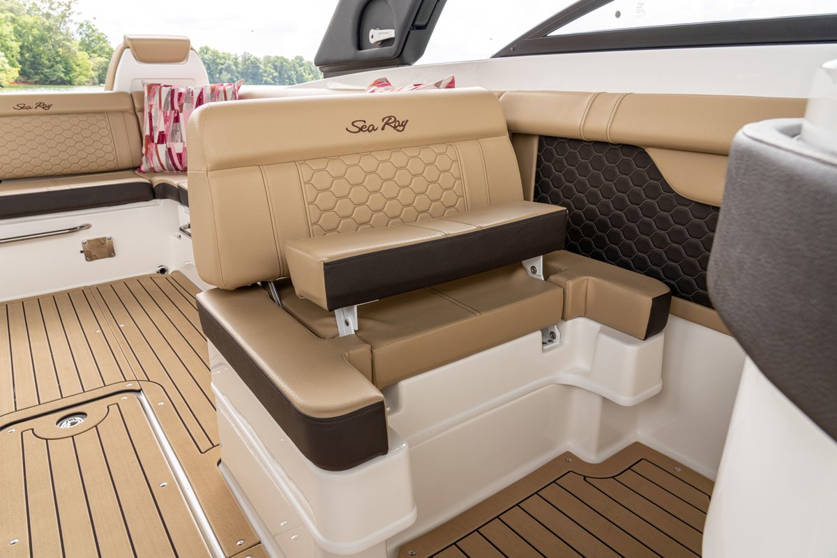 Convert your captain's seat from a full-seat lounger to leaning post - offering you options for whatever is most comfortable.

📸: SDX 290 Interior