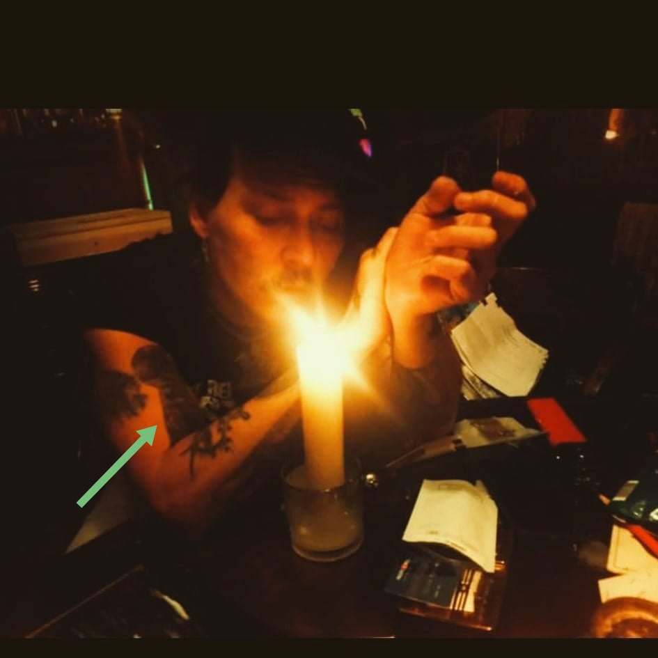 stirgussa's tweet photo. Stop lying, grandma @LauraBockov 
You can clearly see the tattoo of Amber he covered up on his arm after they divorced. It's not a 'decades old photo' 🤡

Also the source also said Depp loves to give coke to the women he wanna f*ck* [sic]
#DeppAnon
#JohnnyDeppIsAWifeBeater https://t.co/Rl01plZu3E
