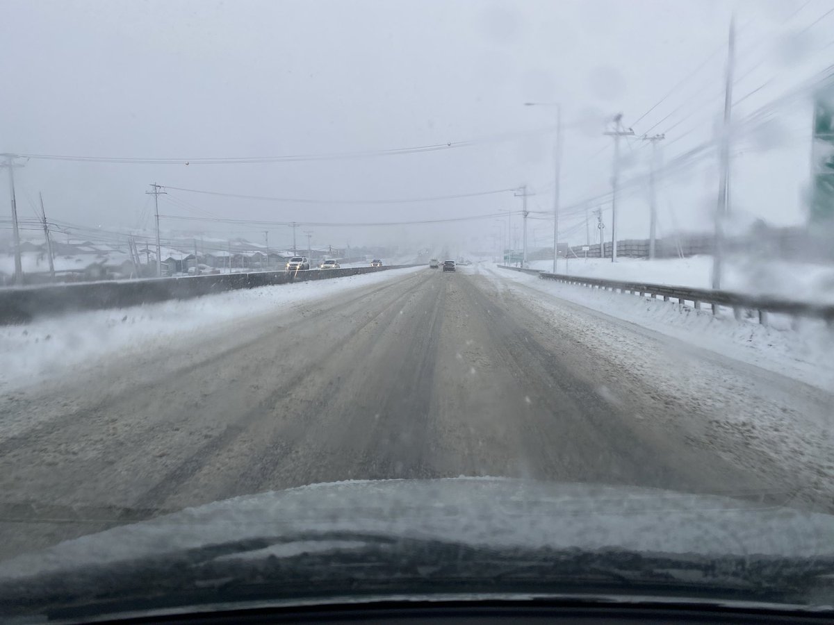 Chr1mus's tweet photo. Esta lindo Punta Arenas.

Cosas a considerar si conduces:

1: El que frena…pierde.
2: En los semáforos, debes tener paciencia, los autos no avanzan de inmediato al cambiar a verde, es todo en cámara lenta.
3: Mantén distancia, porque tu auto en caso de, no frenará de inmediato. https://t.co/VUE34PitnX