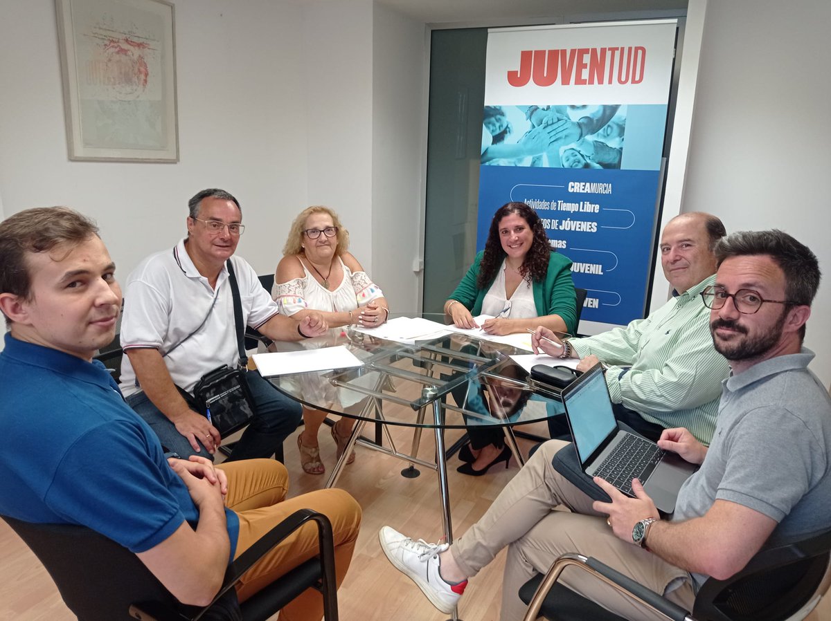 AytoMurcia's tweet photo. 🗣️ El Ayuntamiento de Murcia y la Junta Municipal del Barrio de El Carmen duplican el número de talleres de idiomas para jóvenes

👫🏻 El Carmen es el barrio que más población joven tiene empadronada en el municipio de Murcia

ℹ️ https://t.co/AF4C89sbSi https://t.co/TORlVMdlN9