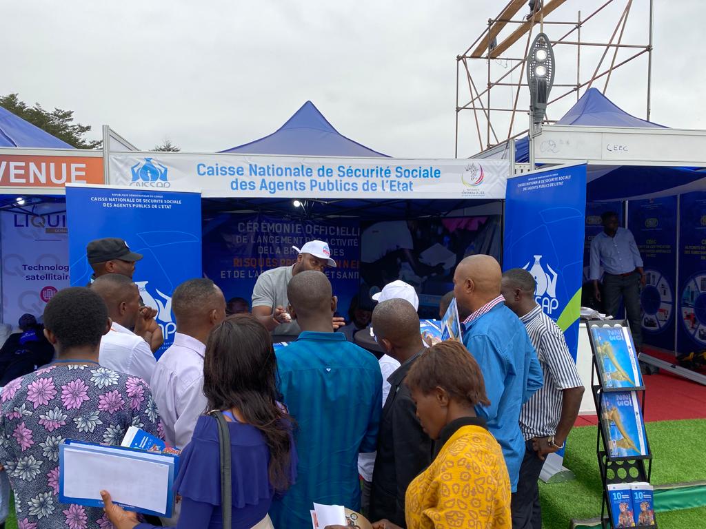 johnseke245328's tweet photo. 🚨🇨🇩Foire des Jeux de la francophonie : l'affluence des grands au stand de @Cnssap_RDC. Un signe de symbiose entre l'assureur public et le monde du travail. La @Cnssap_RDC du #Top_manager DG @Junior_Mata1 fait figure de coqueluche ds les rangées d'expositions à la foire.✍️ https://t.co/qFzm810CRa