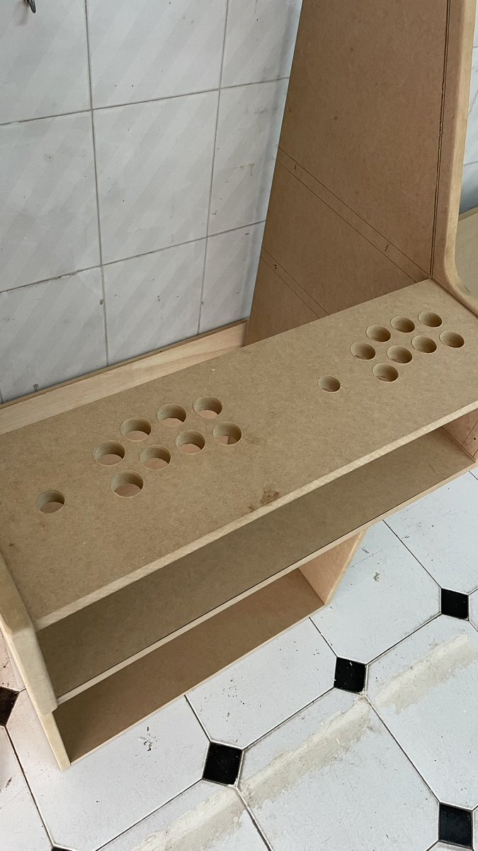 "¡Construir una máquina arcade desde cero ha sido un viaje increíble! 🕹️🛠️ Acompaña el nacimiento de esta maravilla de los videojuegos mientras diseño su chasis arcade desde cero. 🎮💥 Cuidando cada detalle para garantizar una experiencia de juego auténtica.