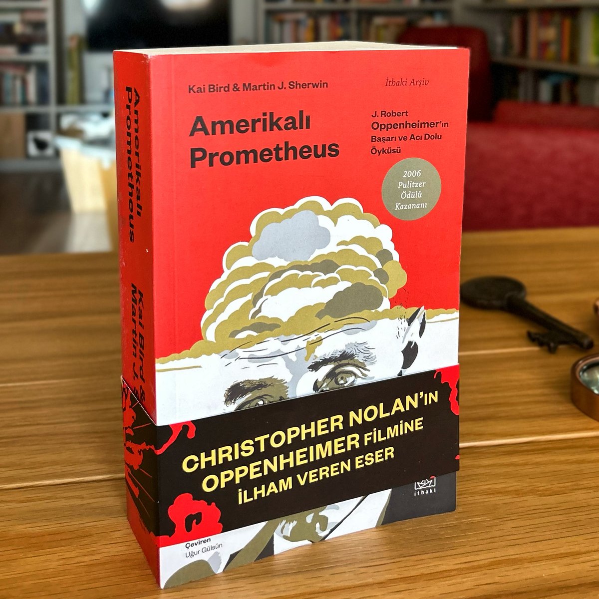 mserdark's tweet photo. 2005'te yayımlanan “American Prometheus” #kitap'ını @ithakiyayinlari Uğur Gülsün çevirisiyle Türkçeye kazandırmış. Biri akademisyen iki namlı tarih uzmanının 25 yıllık titiz bir çalışması. Belgesel okumak benzeri bir tat bırakıyor. 👍 https://t.co/q8OeDnVEvb