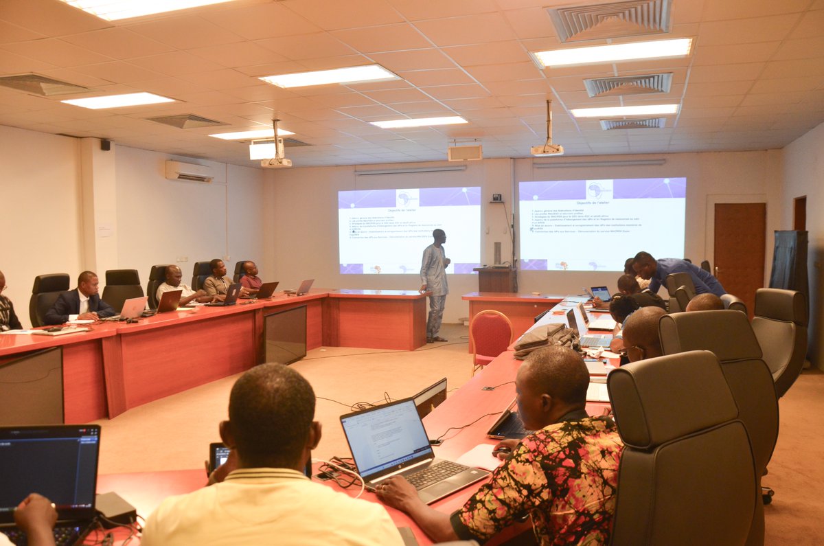 AfricaDigCampus's tweet photo. Le chantier de la fédération pour la gestion des identités et des accès au Burkina Faso 🇧🇫 a débuté aujourd'hui. Les participants apprennent les bases de l'identité de fédération et comment les déployer. Plus d'informations ici - https://t.co/FzmEj3wySN @UEDIRECCT @ird_fr @WACREN https://t.co/XMcWShfyXE