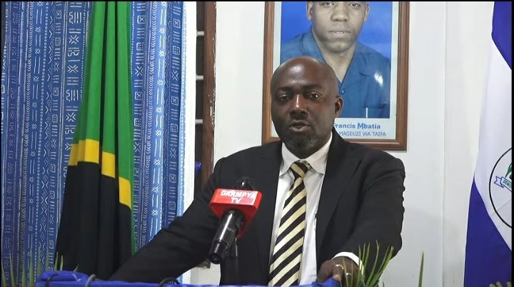 mdudenyagali's tweet photo. Ninanfahamu Wakili Mwabukusi ni mtu imara na Mwenye kuuchukia udhalimu. Ni mtu mwenye maamuzi magumu na kujiamini. Ndio maana aliacha kazi serikalini kwa sababu ya ubabaishaji na kuamua kuwa wakili wa kujitegemea, halafu leo mnamtisha tena kumfutia uwakili mnadhani anaogopa? https://t.co/zIFXmDq27m