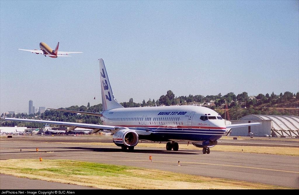 flightradar24's tweet photo. The ever-venerable Boeing 737-800 first flew on this day in 1997. We used Flightradar24 to get a snapshot of global -800 operations today. Read more ➡️ https://t.co/3WkkAKocq1 https://t.co/te2OhheX8Z