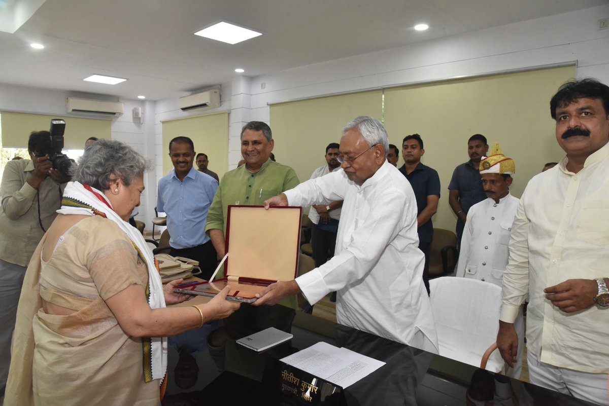 NitishKumar's tweet photo. 1 अणे मार्ग स्थित ‘लोक संवाद’ में मंत्रिमंडल सचिवालय (राजभाषा) विभाग द्वारा आयोजित हिंदी सेवी सम्मान एवं पुरस्कार वितरण समारोह का उद्घाटन किया। कार्यक्रम में 29 साहित्यकारों को सम्मानित किया गया। इस कार्यक्रम का आयोजन प्रतिवर्ष 14 सितंबर को हिंदी दिवस के अवसर पर करने का निर्देश दिया है। हिंदी सेवी सम्मान एवं पुरस्कार वितरण समारोह में विभिन्न पुरस्कारों के तहत प्रदान की जाने वाली धन राशि में बढ़ोत्तरी करने का निर्देश दिया है। साथ ही उपस्थित विद्वानों एवं साहित्यकारों से अनुरोध किया कि हिंदी के प्रचार-प्रसार एवं विकास के लिए विशेष प्रयत्न करें। (1/2)