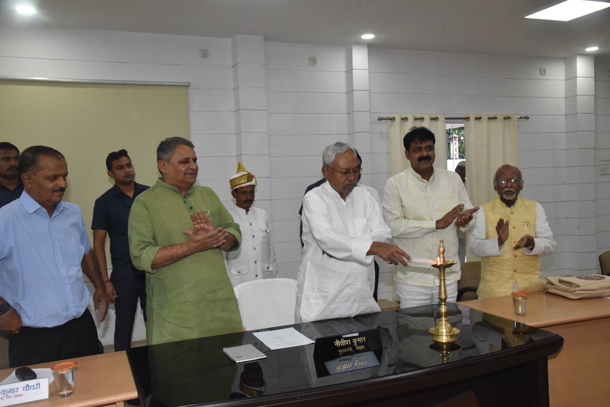 NitishKumar's tweet photo. 1 अणे मार्ग स्थित ‘लोक संवाद’ में मंत्रिमंडल सचिवालय (राजभाषा) विभाग द्वारा आयोजित हिंदी सेवी सम्मान एवं पुरस्कार वितरण समारोह का उद्घाटन किया। कार्यक्रम में 29 साहित्यकारों को सम्मानित किया गया। इस कार्यक्रम का आयोजन प्रतिवर्ष 14 सितंबर को हिंदी दिवस के अवसर पर करने का निर्देश दिया है। हिंदी सेवी सम्मान एवं पुरस्कार वितरण समारोह में विभिन्न पुरस्कारों के तहत प्रदान की जाने वाली धन राशि में बढ़ोत्तरी करने का निर्देश दिया है। साथ ही उपस्थित विद्वानों एवं साहित्यकारों से अनुरोध किया कि हिंदी के प्रचार-प्रसार एवं विकास के लिए विशेष प्रयत्न करें। (1/2)