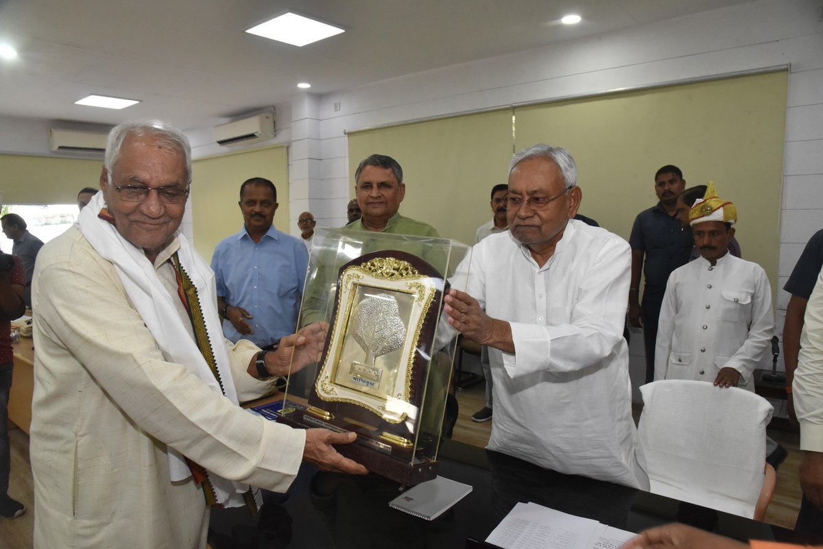 NitishKumar's tweet photo. 1 अणे मार्ग स्थित ‘लोक संवाद’ में मंत्रिमंडल सचिवालय (राजभाषा) विभाग द्वारा आयोजित हिंदी सेवी सम्मान एवं पुरस्कार वितरण समारोह का उद्घाटन किया। कार्यक्रम में 29 साहित्यकारों को सम्मानित किया गया। इस कार्यक्रम का आयोजन प्रतिवर्ष 14 सितंबर को हिंदी दिवस के अवसर पर करने का निर्देश दिया है। हिंदी सेवी सम्मान एवं पुरस्कार वितरण समारोह में विभिन्न पुरस्कारों के तहत प्रदान की जाने वाली धन राशि में बढ़ोत्तरी करने का निर्देश दिया है। साथ ही उपस्थित विद्वानों एवं साहित्यकारों से अनुरोध किया कि हिंदी के प्रचार-प्रसार एवं विकास के लिए विशेष प्रयत्न करें। (1/2)