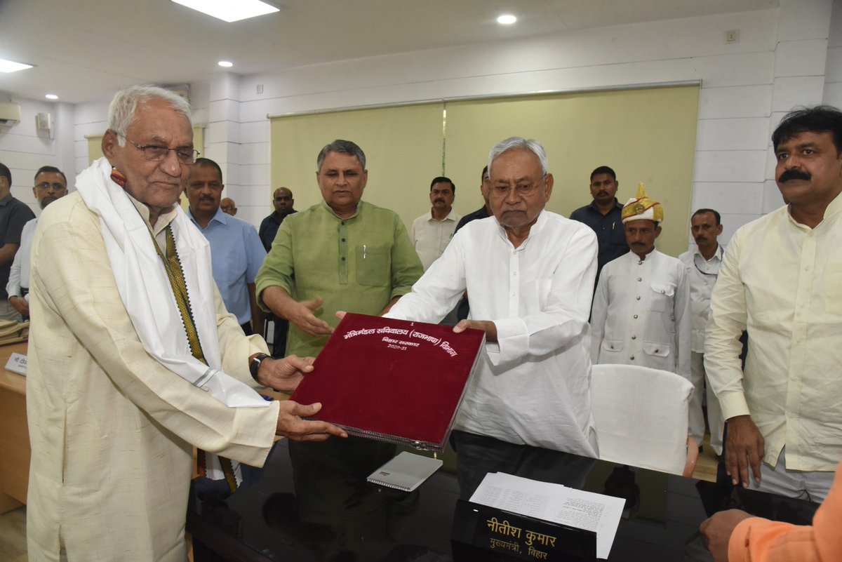NitishKumar's tweet photo. 1 अणे मार्ग स्थित ‘लोक संवाद’ में मंत्रिमंडल सचिवालय (राजभाषा) विभाग द्वारा आयोजित हिंदी सेवी सम्मान एवं पुरस्कार वितरण समारोह का उद्घाटन किया। कार्यक्रम में 29 साहित्यकारों को सम्मानित किया गया। इस कार्यक्रम का आयोजन प्रतिवर्ष 14 सितंबर को हिंदी दिवस के अवसर पर करने का निर्देश दिया है। हिंदी सेवी सम्मान एवं पुरस्कार वितरण समारोह में विभिन्न पुरस्कारों के तहत प्रदान की जाने वाली धन राशि में बढ़ोत्तरी करने का निर्देश दिया है। साथ ही उपस्थित विद्वानों एवं साहित्यकारों से अनुरोध किया कि हिंदी के प्रचार-प्रसार एवं विकास के लिए विशेष प्रयत्न करें। (1/2)