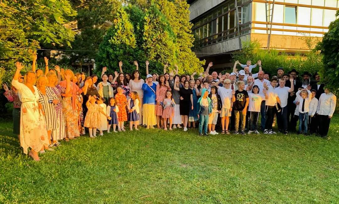 FJCU's tweet photo. Hundrers Jewish families from #Ukraine came together for an enriching experience at our #Summer_Family_Camp. #Machne_Chabad - a collaboration between #FJCU and #EMIH, provided a safe and joyful retreat on the picturesque shores of Lake #Balaton, #Hungary https://t.co/NADPpQ7kRX