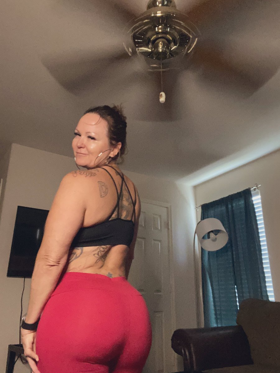 htownhooper76's tweet photo. #amature #blackandred #photoshoot #selfies I love my ring light.. just trying it out #outsick https://t.co/XSpnHGaxjy