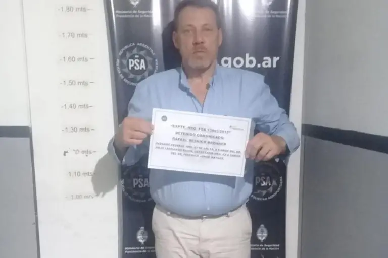 LNmyb's tweet photo. Corrupción en la AFIP: condenaron a un alfil de Ricardo Echegaray por apretar contribuyentes y exigirles coimas https://t.co/eBDKtVEmQY https://t.co/wQob1eeEyQ