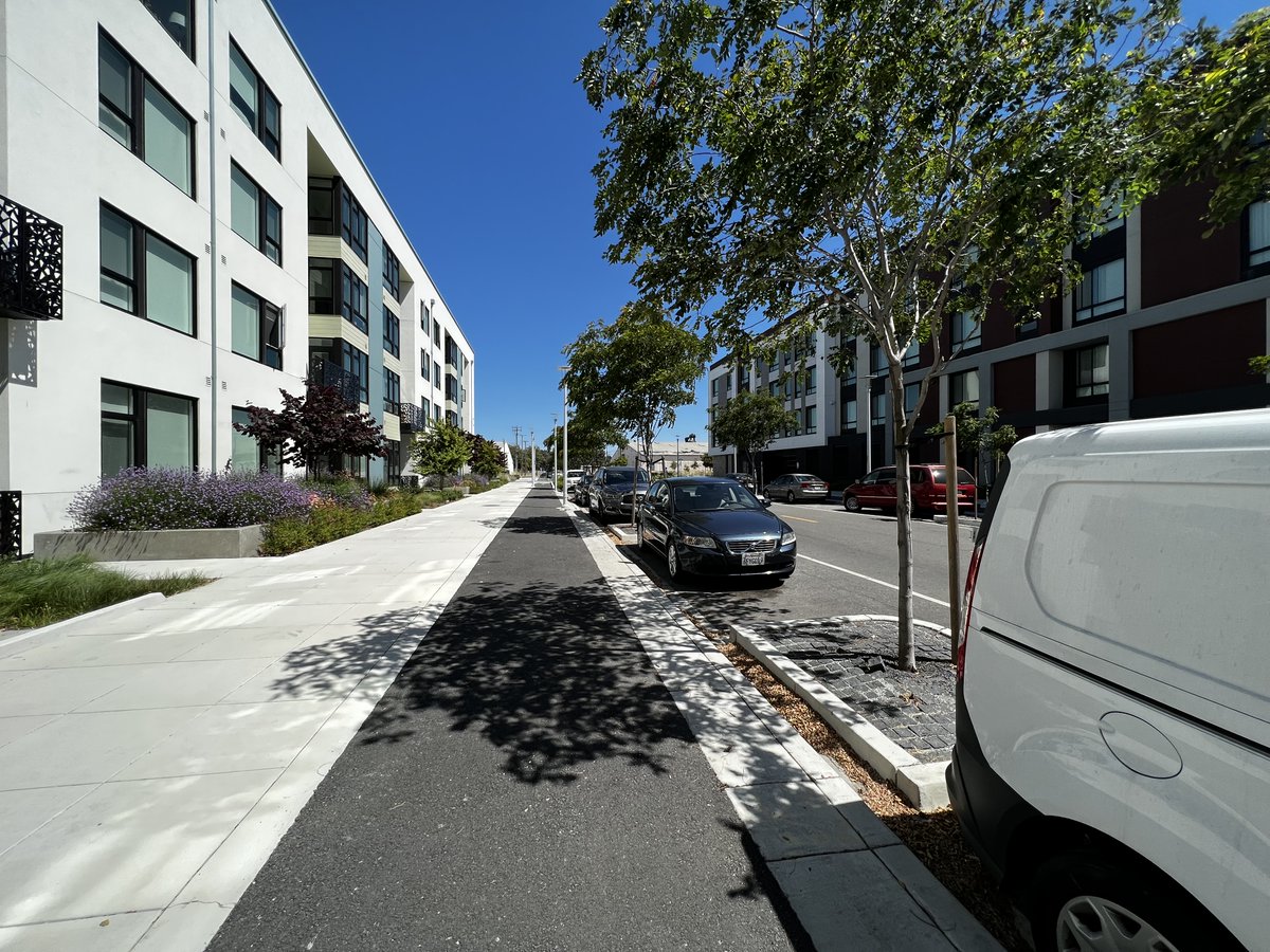 Streetfilms's tweet photo. DEBUT: 1pm/EST Come along with @StreetsblogSF & @Streetfilms as we look at Alameda's newest euro-style bike network at The Point Development. It's pretty top-notch! Stills below.
@StreetsblogUSA @GershKuntzman @OpenPlans @880Cities @BikeLeague
USE LINK: https://t.co/vKWIydc2Hk https://t.co/PLCIHKgNLu