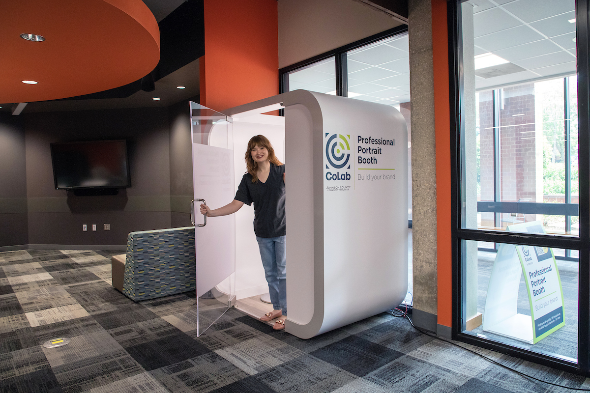 JCCCtweet's tweet photo. Located in the @CoLabJCCC, the Professional Portrait Booth is a free resource to help build your brand. 📸

Take advantage of studio-quality headshots for your LinkedIn profile, résumé or portfolio. You can even request a passport photo! Book your session: https://t.co/PgaiHQBVLE https://t.co/mTEm1euBFy