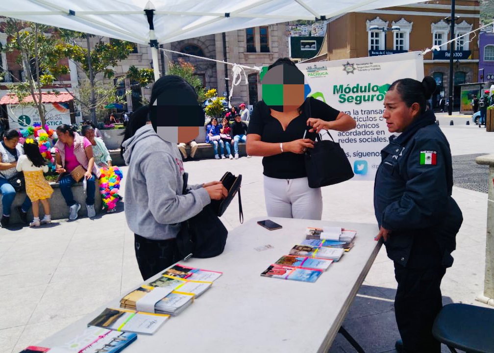 ¡Seguimos apoyando 👮🏻👮🏻‍♂️ a las y los pachuqueños con nuestro programa #CompraSegura 📱🚗! 

Este fin de semana en el módulo instalado en Plaza Independencia nuestros elementos, estuvieron apoyando a la ciudadanía en la compra-venta 🤝 segura.