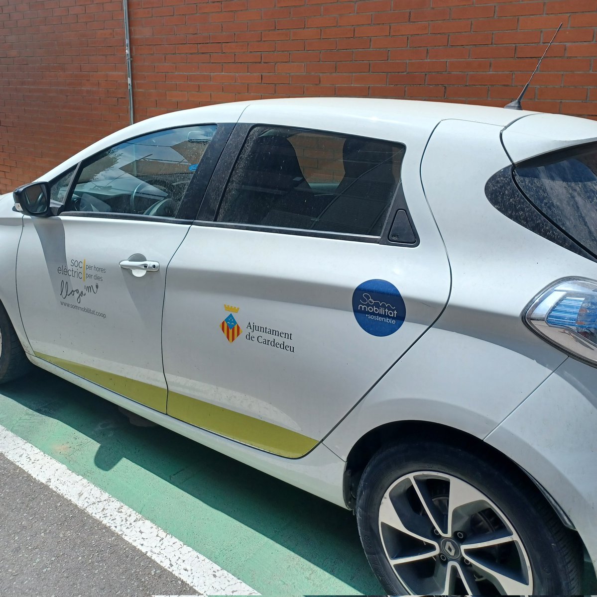 XavierEspinet's tweet photo. Primer dia fent servei del cotxe de @SomMobilitat and already in love with it❤️ molt facil de registrarse i ferlo servir = fent encarrecs a ZeroEmissions  i gracies @ajcardedeu per ferho possible! https://t.co/D2CToQDTBZ