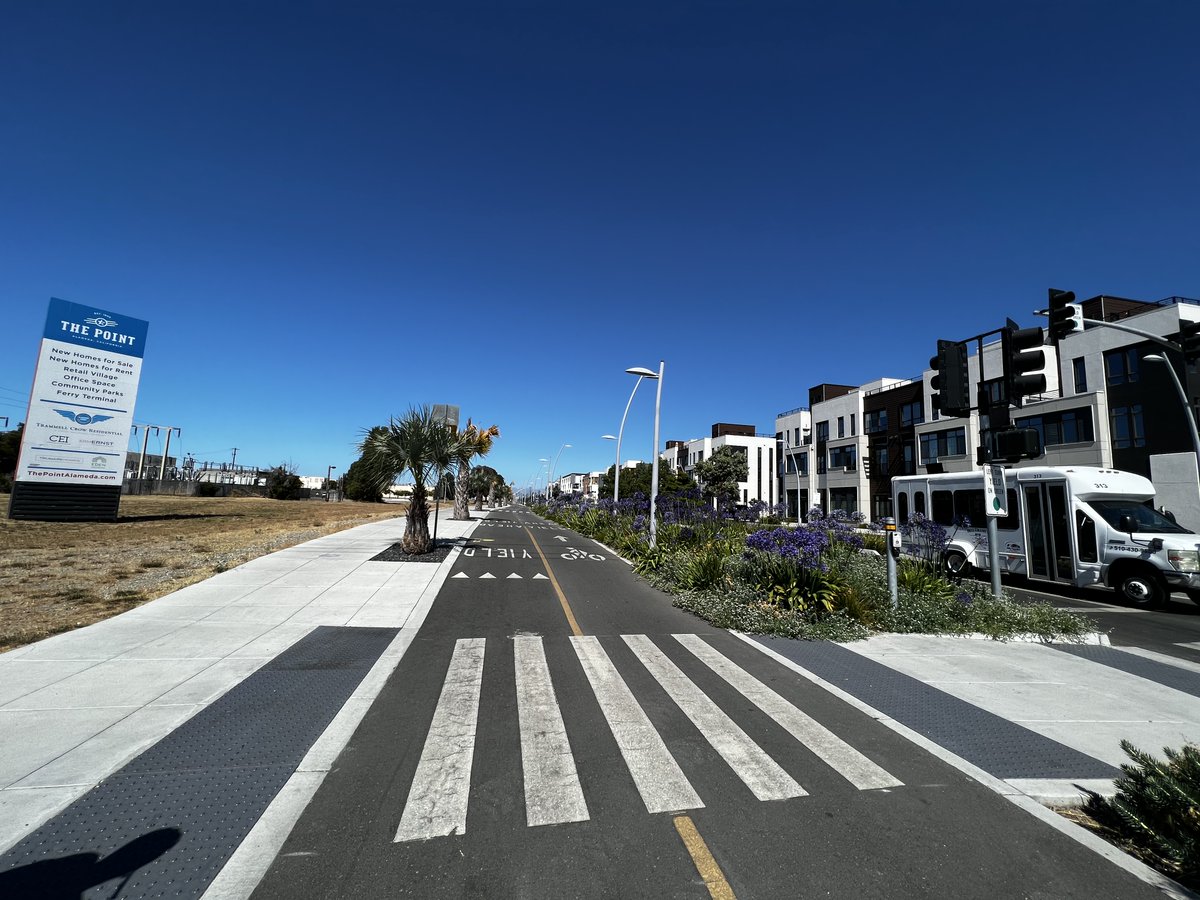 Streetfilms's tweet photo. DEBUT: 1pm/EST Come along with @StreetsblogSF & @Streetfilms as we look at Alameda's newest euro-style bike network at The Point Development. It's pretty top-notch! Stills below.
@StreetsblogUSA @GershKuntzman @OpenPlans @880Cities @BikeLeague
USE LINK: https://t.co/vKWIydc2Hk https://t.co/PLCIHKgNLu
