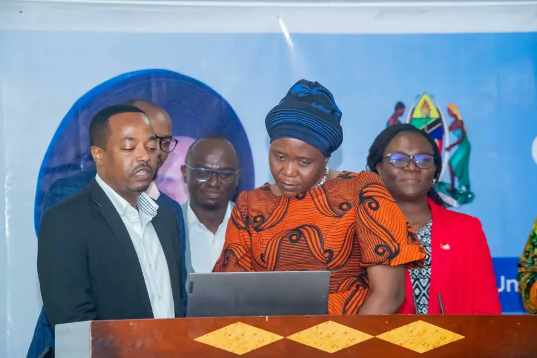 maendeleoyajami's tweet photo. Waziri wa Maendeleo ya Jamii, Jinsia, Wanawake na Makundi Maalum Dkt. Dorothy Gwajima ameitaka Taasisi ya Mashirikia Yasiyo ya Kiserikali TANGO kusaidia wanachama wake katika maeneo ambayo yanawakwamisha kuendesha shughuli zao vizuri hasa  matumizi ya takwimu. https://t.co/086QieXnUL