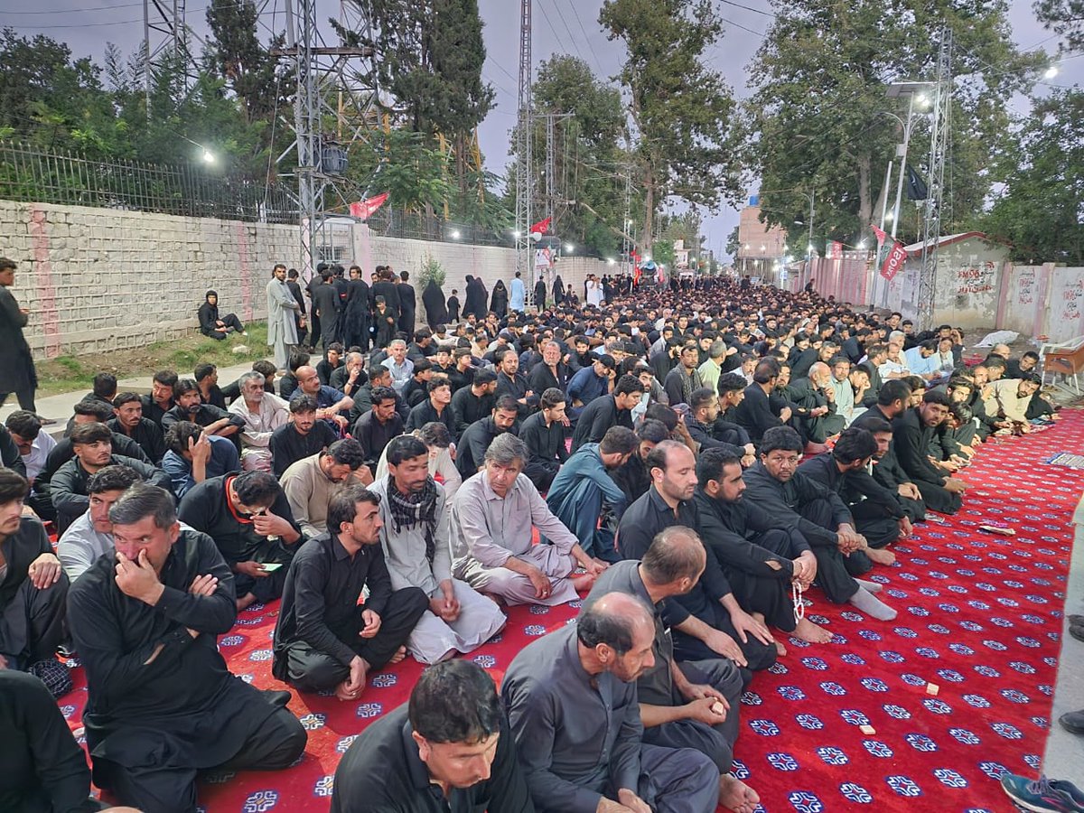 imamia_students's tweet photo. "قرآن وہ کتاب ہے" 
"جو درس انقلاب ہے"

روز عاشور پاراچنار کے مرکزی جلوس میں آئی ایس او پاکستان پشاور ڈویژن کی جانب سے علامہ اخلاق حسین شریعتی کی اقتداء میں نمازِ مغربین باجماعت ادا کی گئی۔
#ISOPakistan https://t.co/q3nAnxwIvC