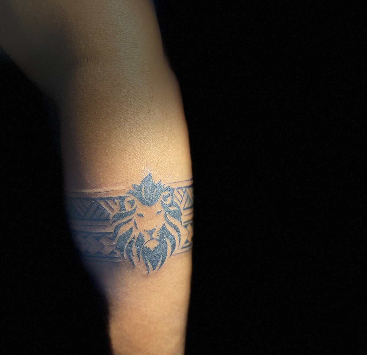 ekisxx's tweet photo. Generally, lions symbolize strength, courage, and leadership. When placed as an armband tattoo, it may represent protection, power, and the ability to overcome challenges. https://t.co/YEh5SbKLOG
