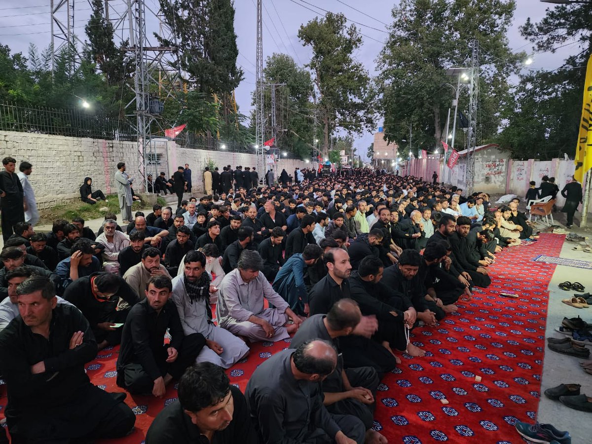 imamia_students's tweet photo. "قرآن وہ کتاب ہے" 
"جو درس انقلاب ہے"

روز عاشور پاراچنار کے مرکزی جلوس میں آئی ایس او پاکستان پشاور ڈویژن کی جانب سے علامہ اخلاق حسین شریعتی کی اقتداء میں نمازِ مغربین باجماعت ادا کی گئی۔
#ISOPakistan https://t.co/q3nAnxwIvC