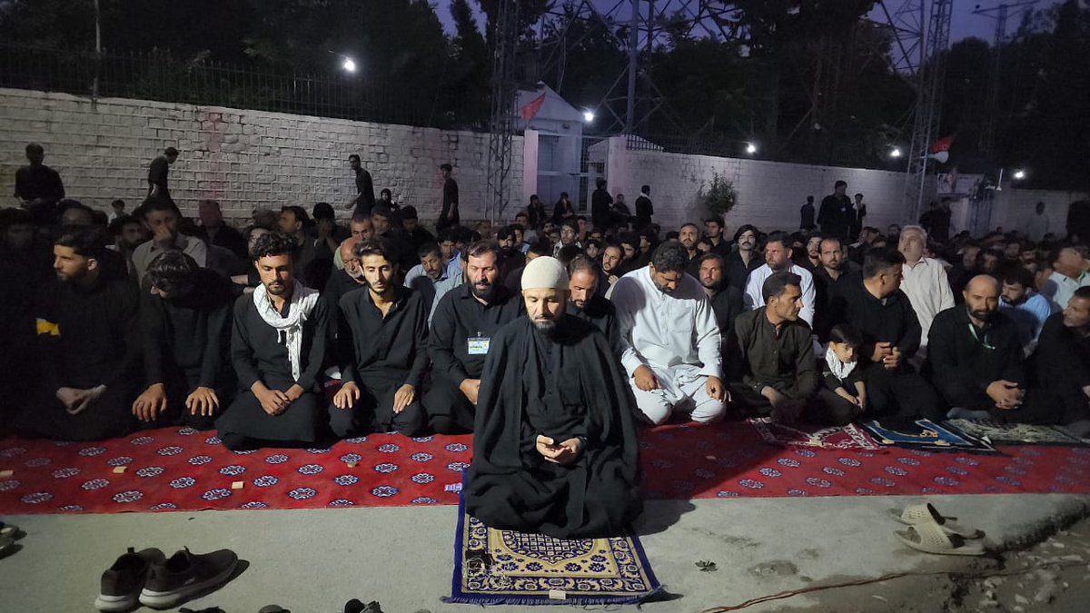 imamia_students's tweet photo. "قرآن وہ کتاب ہے" 
"جو درس انقلاب ہے"

روز عاشور پاراچنار کے مرکزی جلوس میں آئی ایس او پاکستان پشاور ڈویژن کی جانب سے علامہ اخلاق حسین شریعتی کی اقتداء میں نمازِ مغربین باجماعت ادا کی گئی۔
#ISOPakistan https://t.co/q3nAnxwIvC