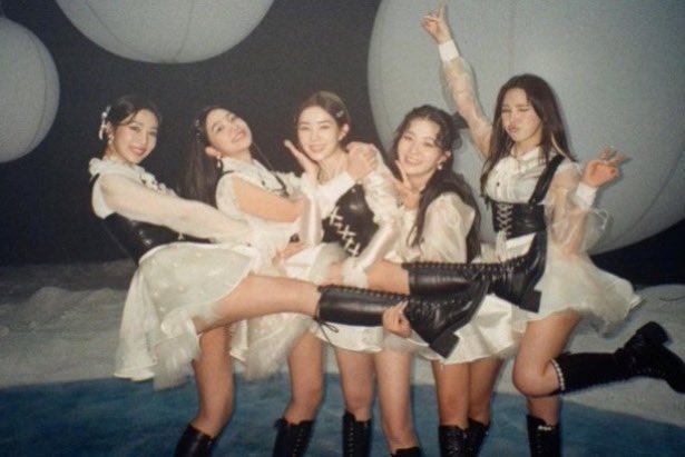 yeripics's tweet photo. Happy Anniversary Red Velvet

#OneOfThese9thForRedVelvet
#9주년도_레드벨벳이랑_가보자9 @RVsmtown https://t.co/UoHp70O7jB