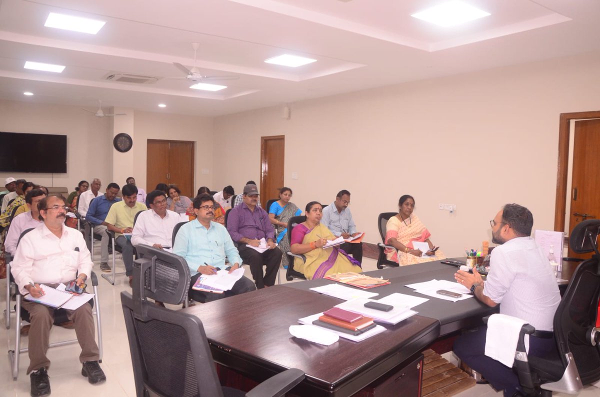 Collector_MBD's tweet photo. సోమవారం ఐడిఓసి లోని కలెక్టర్ కార్యాలయ సమావేశ మందిరంలో వసతి గృహాల నిర్వహణపై జిల్లాలోని అన్ని సంక్షేమ శాఖల అధికారులు వైద్యాధికారులు విద్యుత్ శాఖ అధికారులు మిషన్ భగీరథ అధికారులతో జిల్లా కలెక్టర్ కె.శశాంక సమావేశం నిర్వహించారు. https://t.co/su0XTdShTL